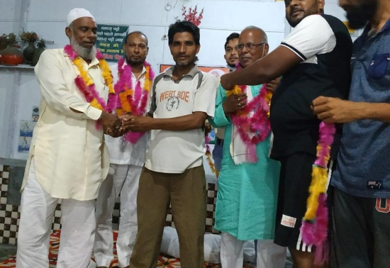 नेशनल अपनी पार्टी के पदाधिकारी बिजनौर उत्तरप्रदेश में एक कार्यक्रम के दौरान 